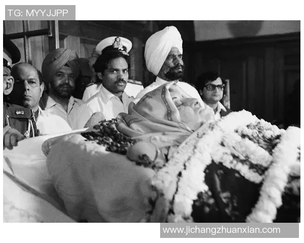 足球明星在bg贴身警卫的保护下展现非凡魅力与风采